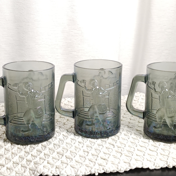 McDonald s Dining Vtg 7s Mcdonalds Smoked Gray Football Glass Cup mcdonald-s-dining-vtg-7s-mcdonalds-smoked-gray-football-glass-cup